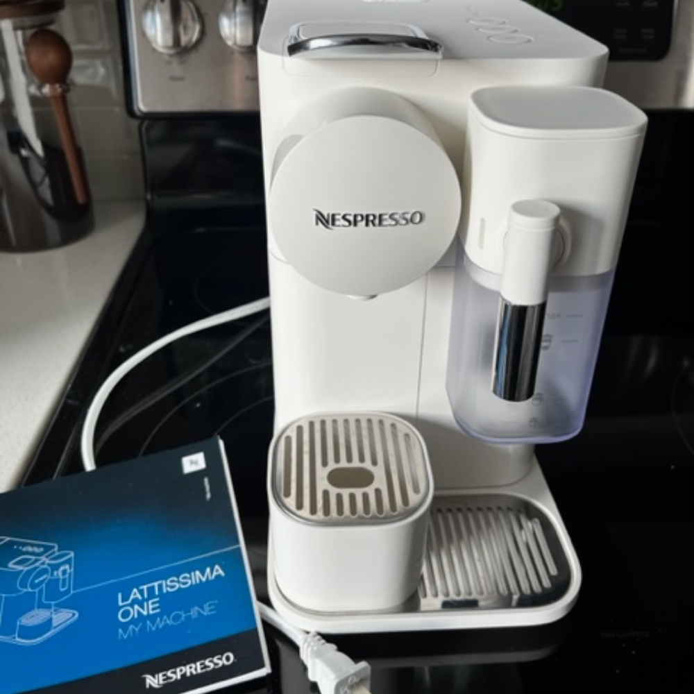 Nespresso Lattissima One Silky White Espresso Machine coffee by DeLonghi EUC